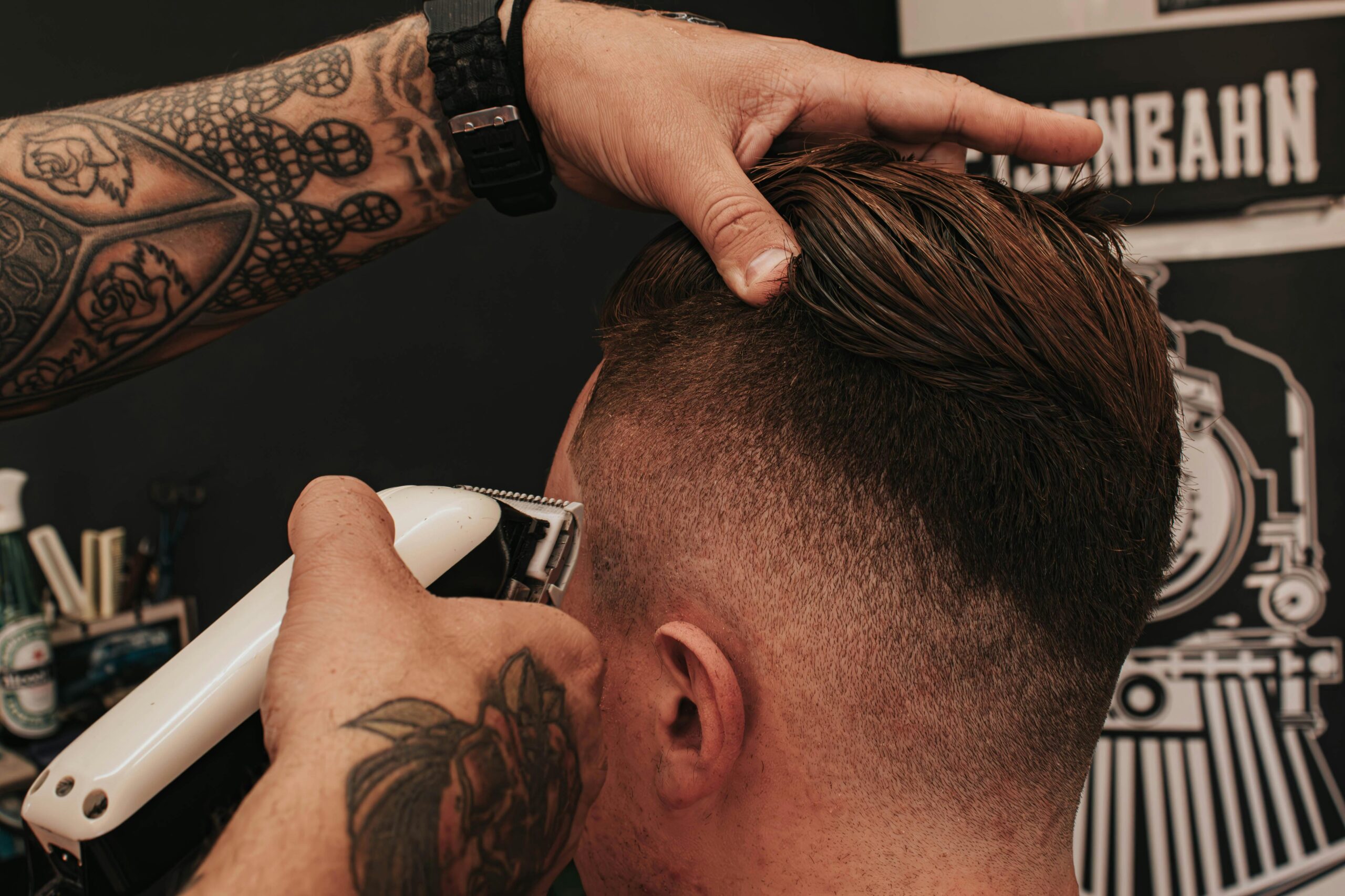 Close-up of man getting a haircut at a barber shop in Colombo, Brazil, showcasing modern styling techniques.